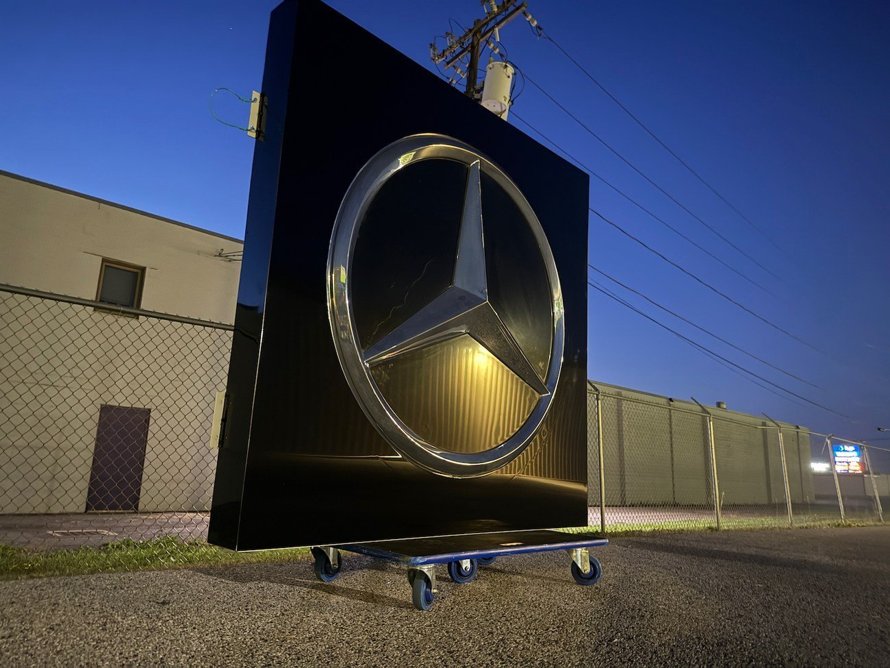 Original Mercedes-Benz Illuminated Dealer Logo Sign - Image 2