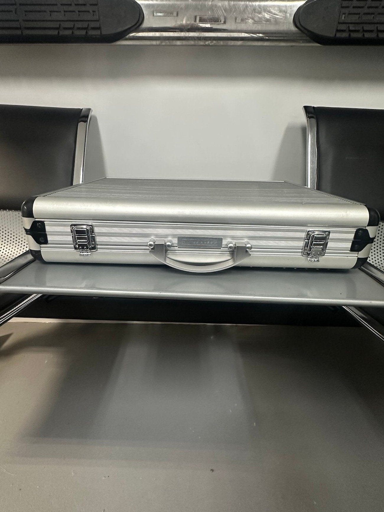 R129 SL Silver Arrow Aluminum Briefcase - Image 16