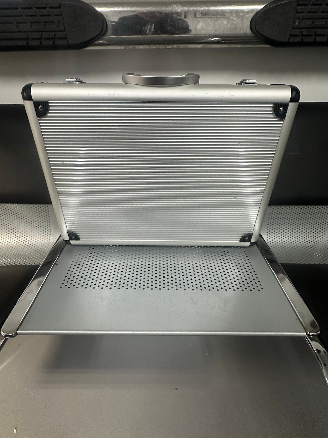 R129 SL Silver Arrow Aluminum Briefcase - Image 12