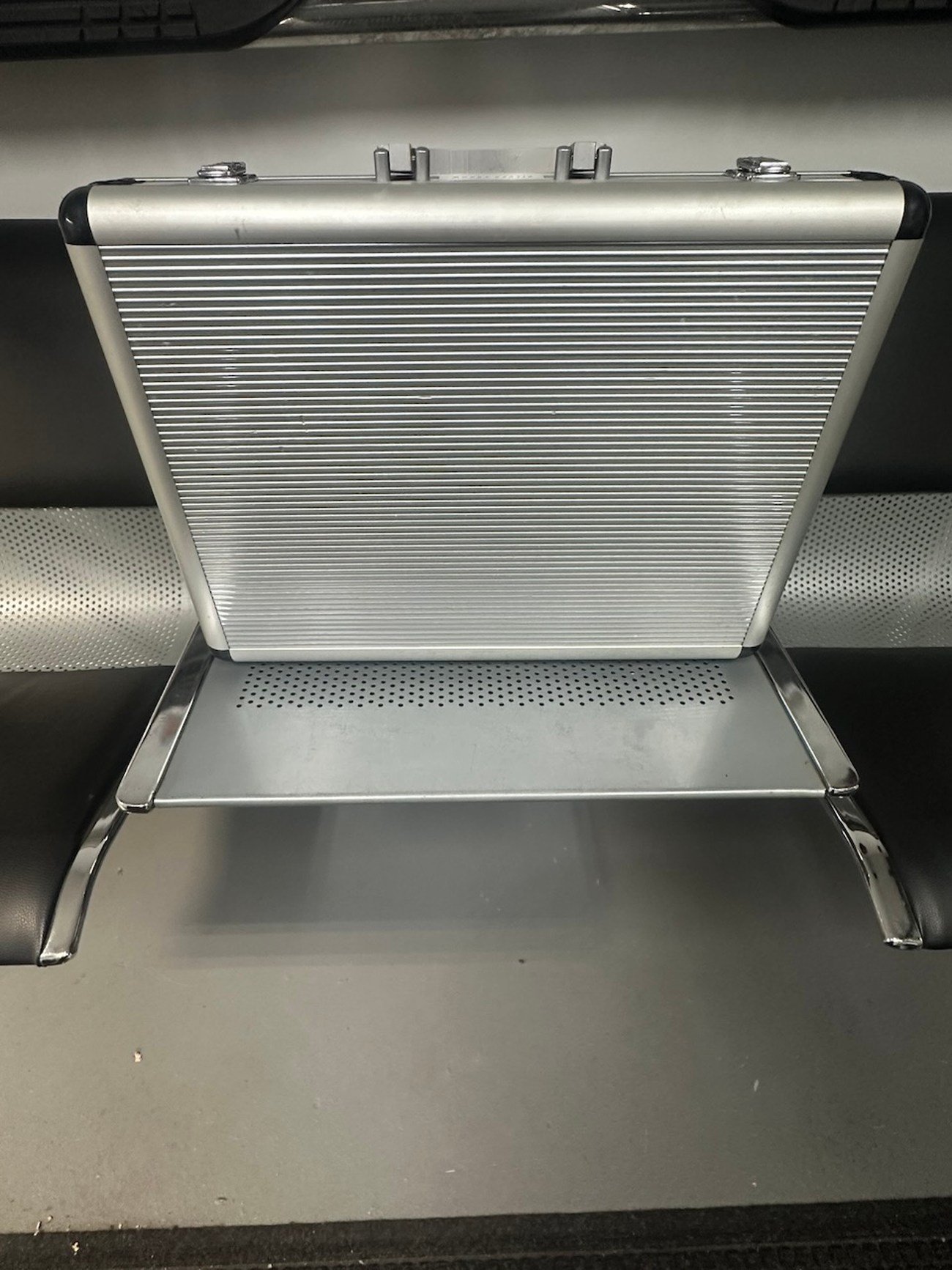 R129 SL Silver Arrow Aluminum Briefcase - Image 11