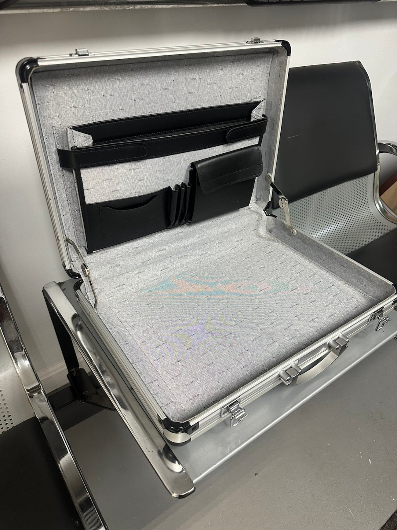 R129 SL Silver Arrow Aluminum Briefcase - Image 7