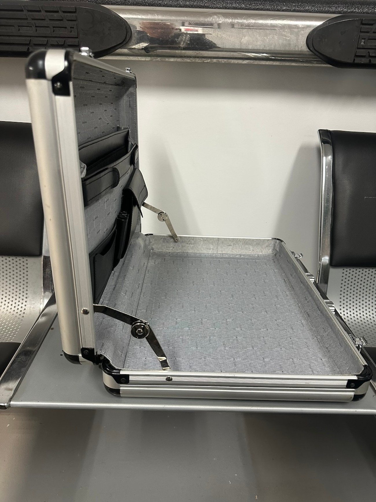 R129 SL Silver Arrow Aluminum Briefcase - Image 18