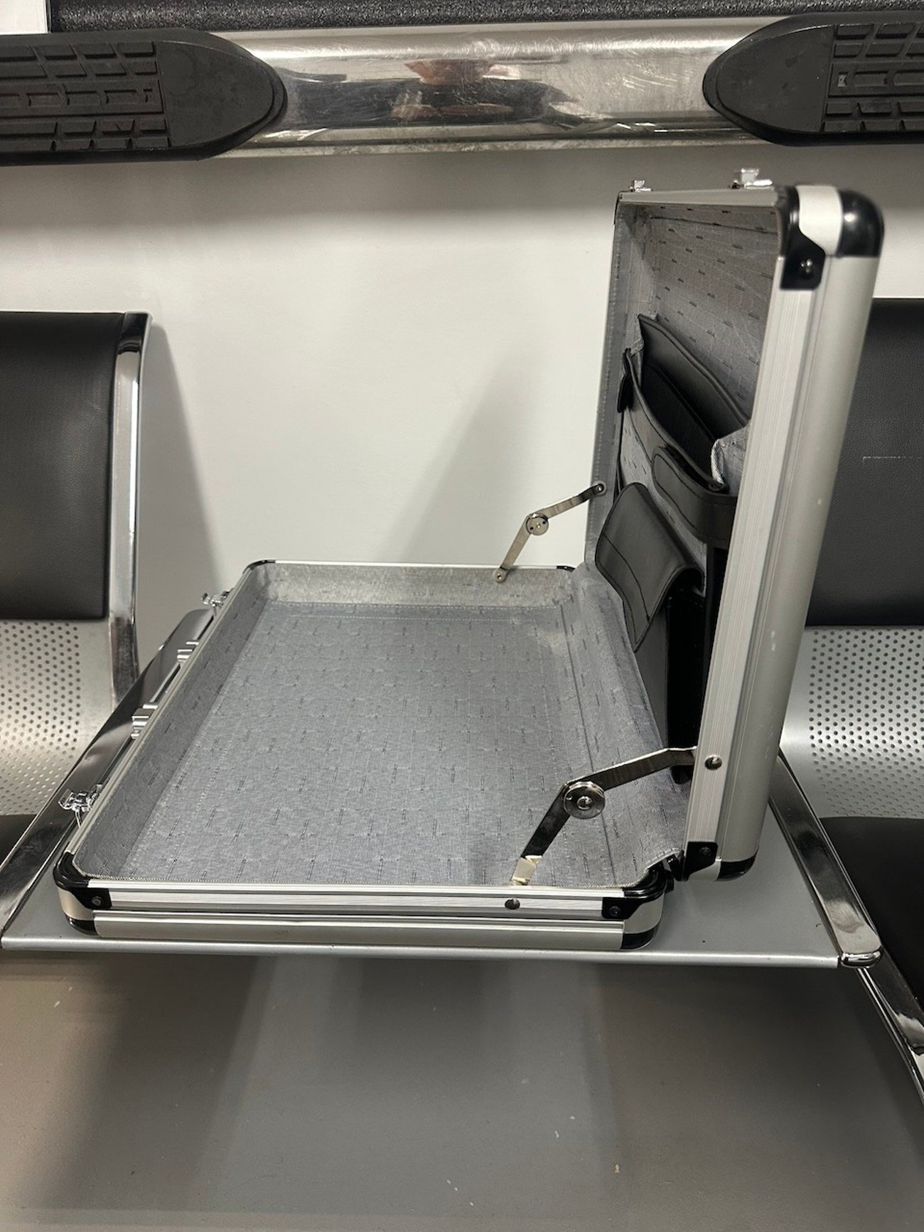 R129 SL Silver Arrow Aluminum Briefcase - Image 17